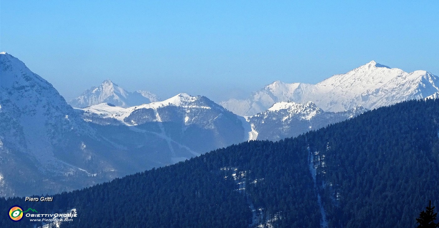 07 Vista verso i Piani di Bobbio con le Grigne (salendo ai Piani dell'Avaro).JPG